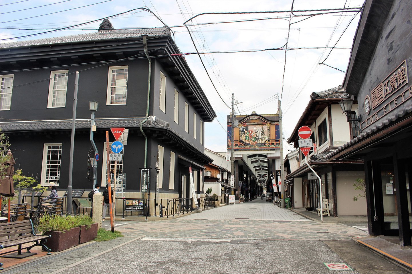 🛍️ 검은 벽 광장(구로카베 스퀘어) 이미지 3